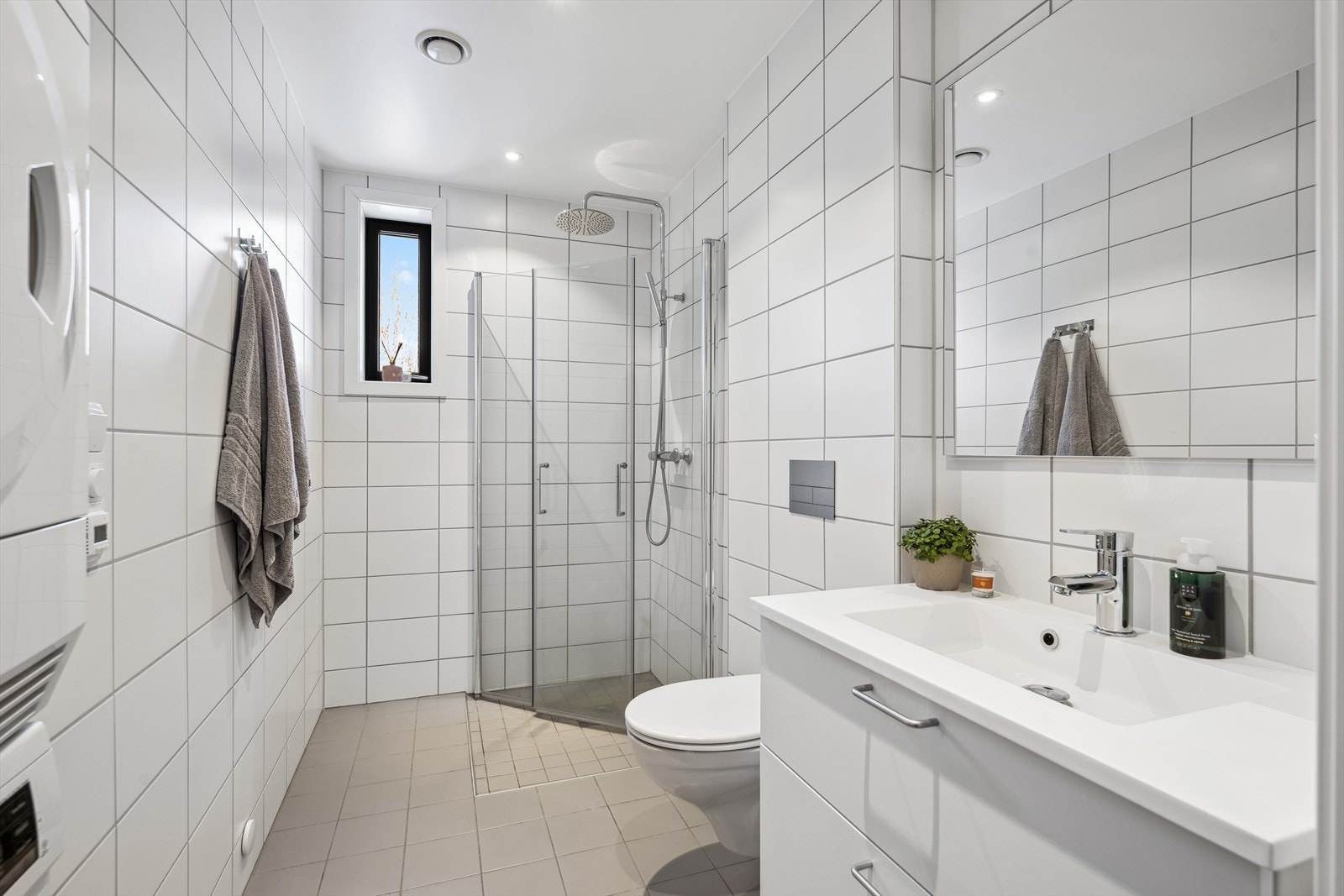 Boligen byr på et meget tidsriktig og moderne bad lokalisert i første etasje. Badet er meget innbydende med flislagte vegger og gulv, samt varmekabler. Galleribilde