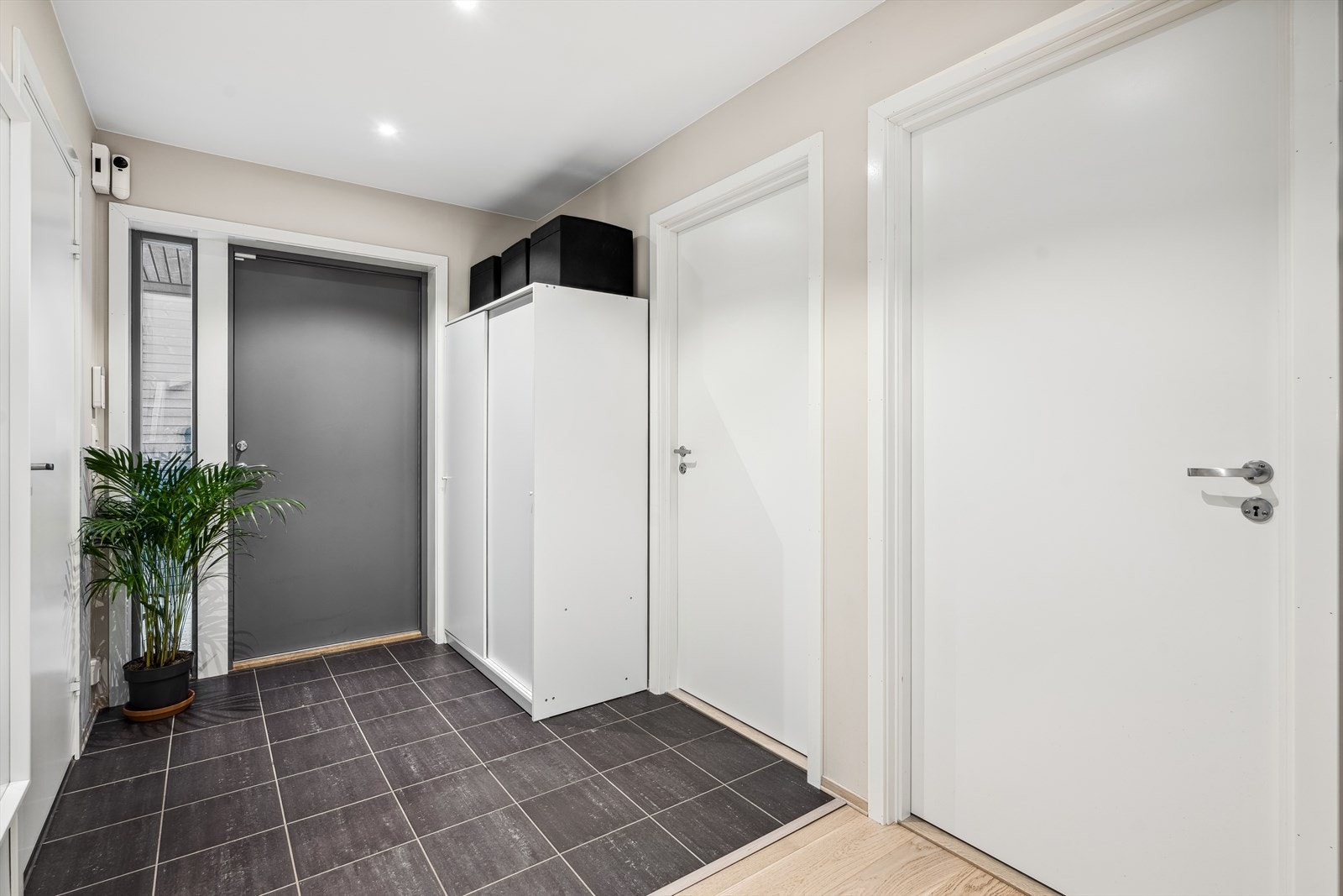 Vel innenfor inngangsdøren møtes man av en romslig og hyggelig entré som byr på plass til å henge og sette fra seg ytterklær og sko. Gulvet i sonen ved inngangsdøren er belagt i flotte og praktiske fliser med termostatstyrte varmekabler. Galleribilde