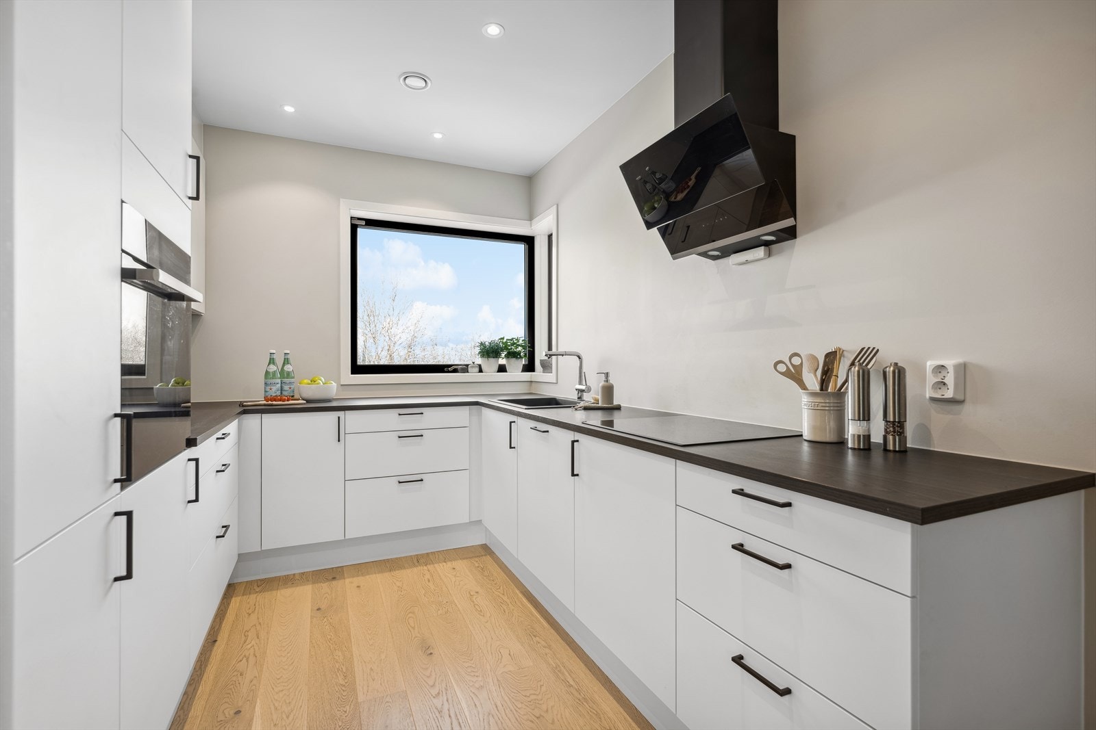 Det er god benk- og skapplass, integrerte hvitevarer, oppgradert ventilator, spotbelysning i taket. Dette gir en god komplett pakke som gir gode arbeidsforhold for den matglade hobbykokken. Galleribilde