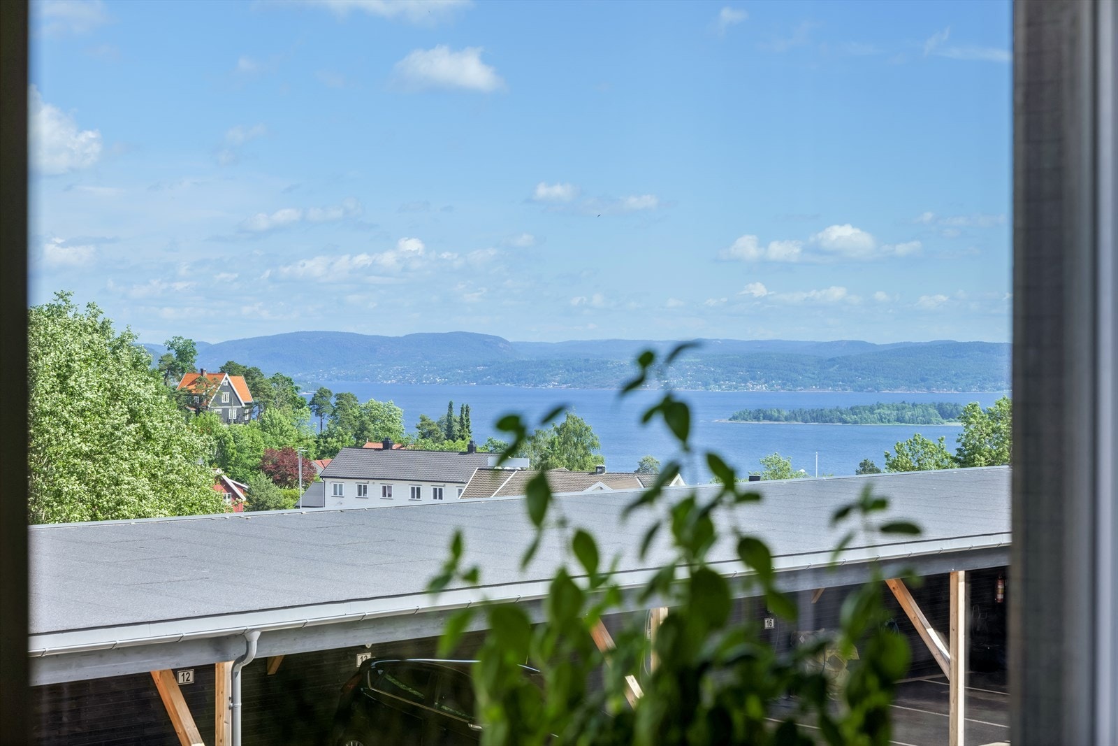 På kjøkkenet er det et stort vindu med fin sjøutsikt som i tillegg slipper inn godt med dagslys. Galleribilde