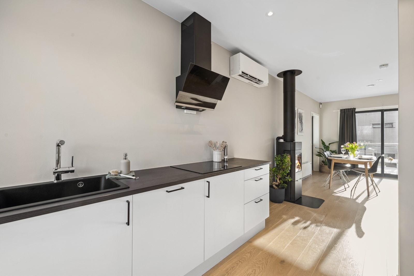 Ellers byr kjøkkenet på god plass til oppbevaring da innredningen har en gjennomtenkt plassering og utforming for maksimal utnyttelse av arealet. Det er montert varmepumpe i sonen mellom kjøkken og stuen for god fordeling av varme og kjøling i rommet. Galleribilde