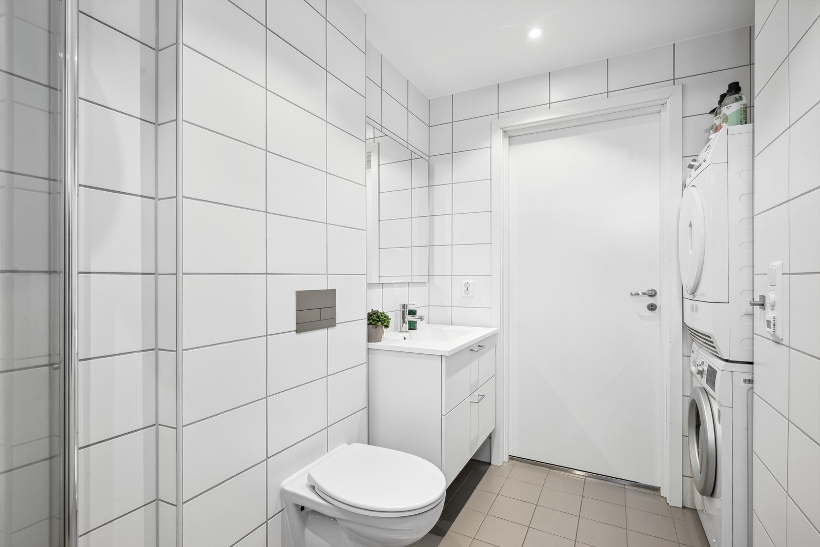 På badet er det montert fin baderomsinnredning med servant og skuffeseksjon, speil, vegghengt toalett og dusjhjørne med glassdør og regnfallsdusj. Det er anlagt en naturlig seksjon med opplegg og perfekt plass for plassering av vaskemaskin. Galleribilde