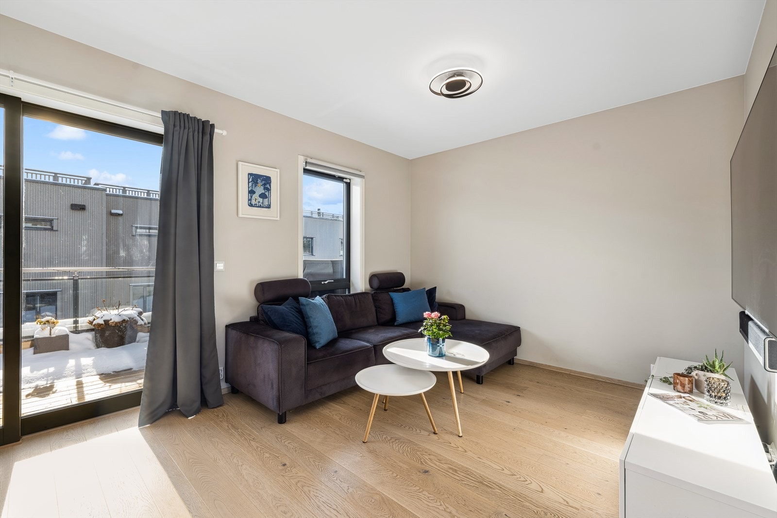 Gulvene er belagt i pen lys parkett som føyer seg inn i den øvrige utførelsen på en særdeles flott måte. For øvrig er stuen gjennomført i lyse og pene farger på vegger og tak. Galleribilde