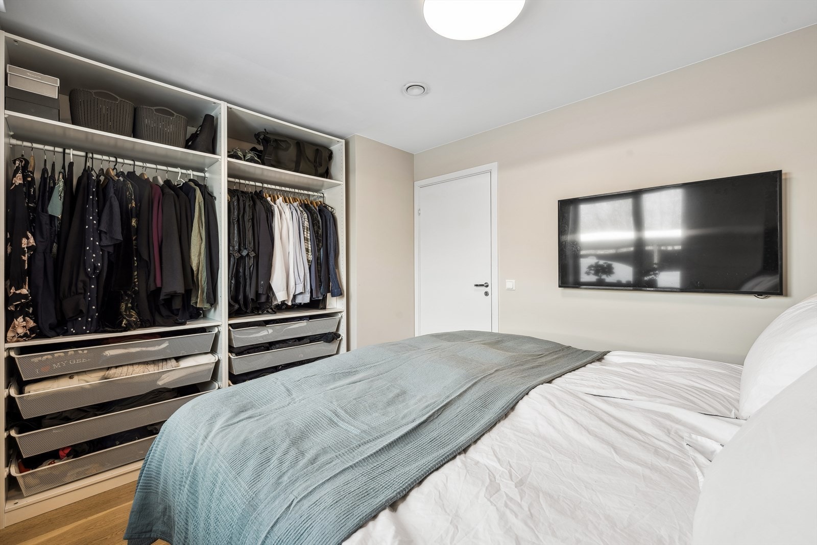 Det er god anledning for innredning med garderobeløsninger og inventar etter ønske og behov. Dette soverommet byr på gode garderobeskap. Galleribilde