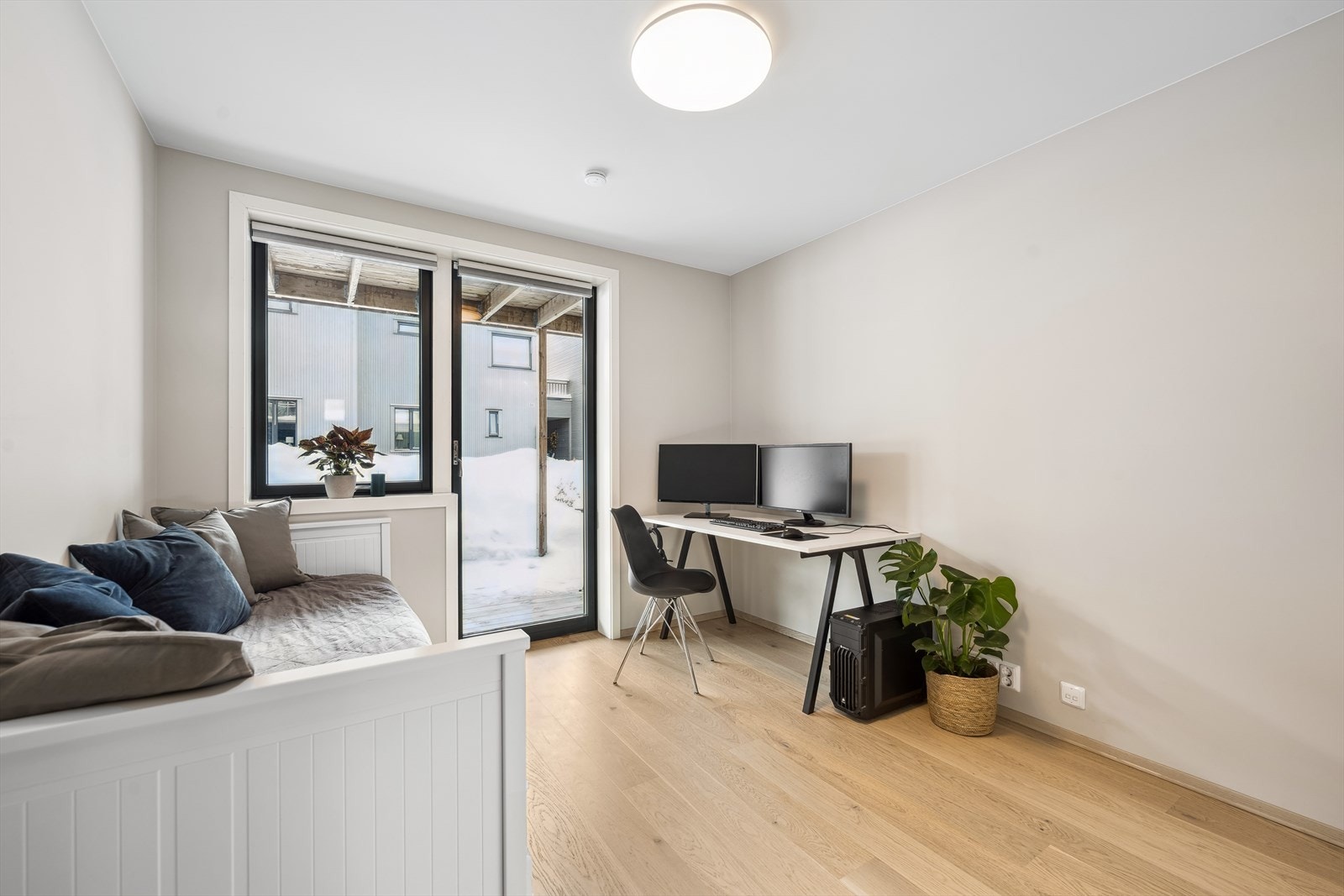 Soverommene er allsidige og kan benyttes som f.eks barnerom, gjesterom, walk-in closet, bibliotek eller kontor. Fra dette rommet er det utgang til terrasse og hage med gressplen. Galleribilde