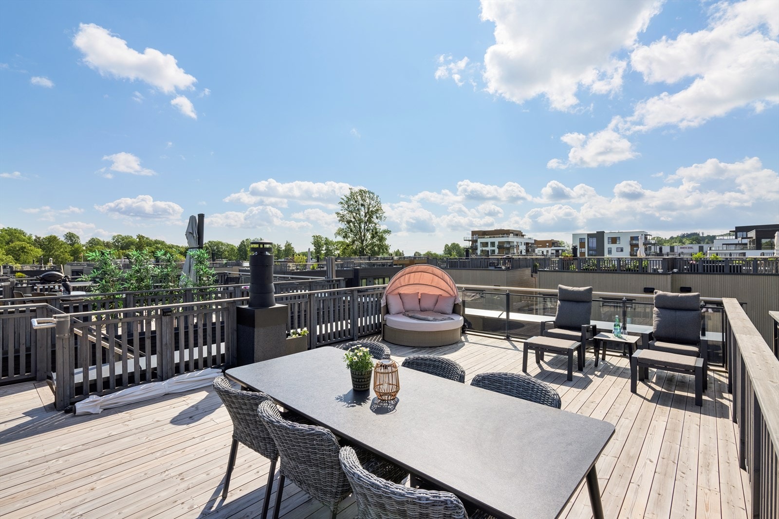 Takterrassen gir en frihet til å nyte de flotte omgivelsene og de gode solforholdene. Dette blir en naturlig fullføring av den flotte boligen som byr på uante bruksmuligheter. Galleribilde