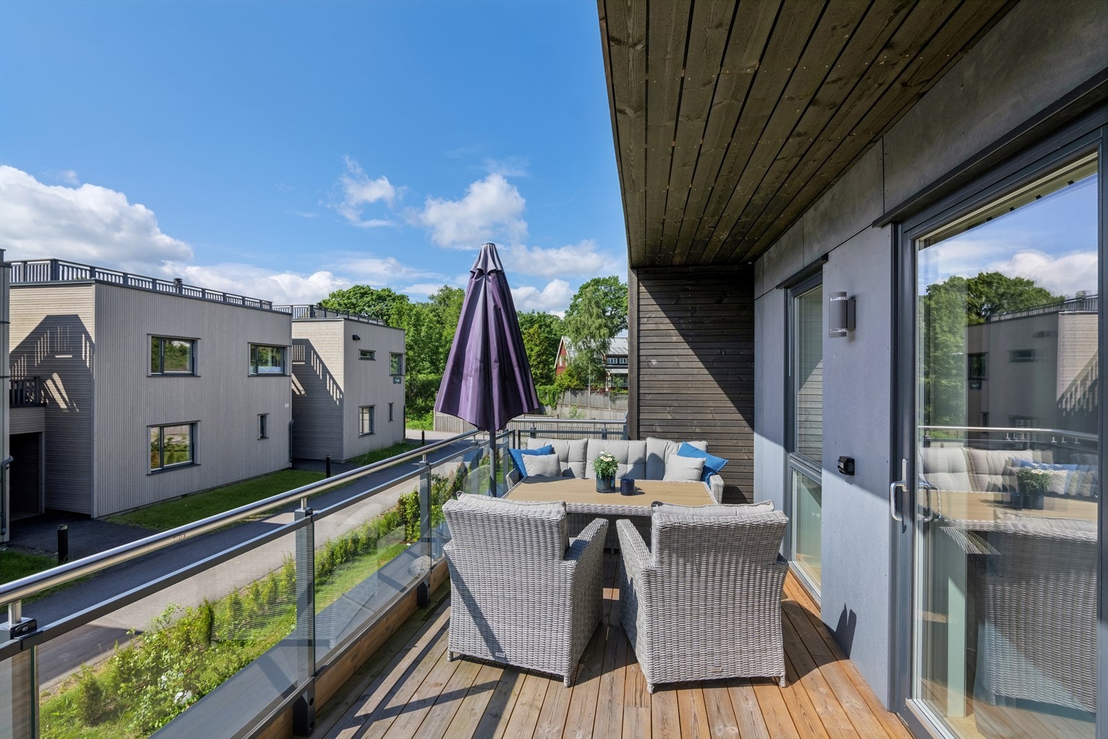 Fra stuen er det utgang til en romslig terrasse med glassrekkverk som byr på god plass til hele familien og kan innredes med preferert utemøblement. Galleribilde