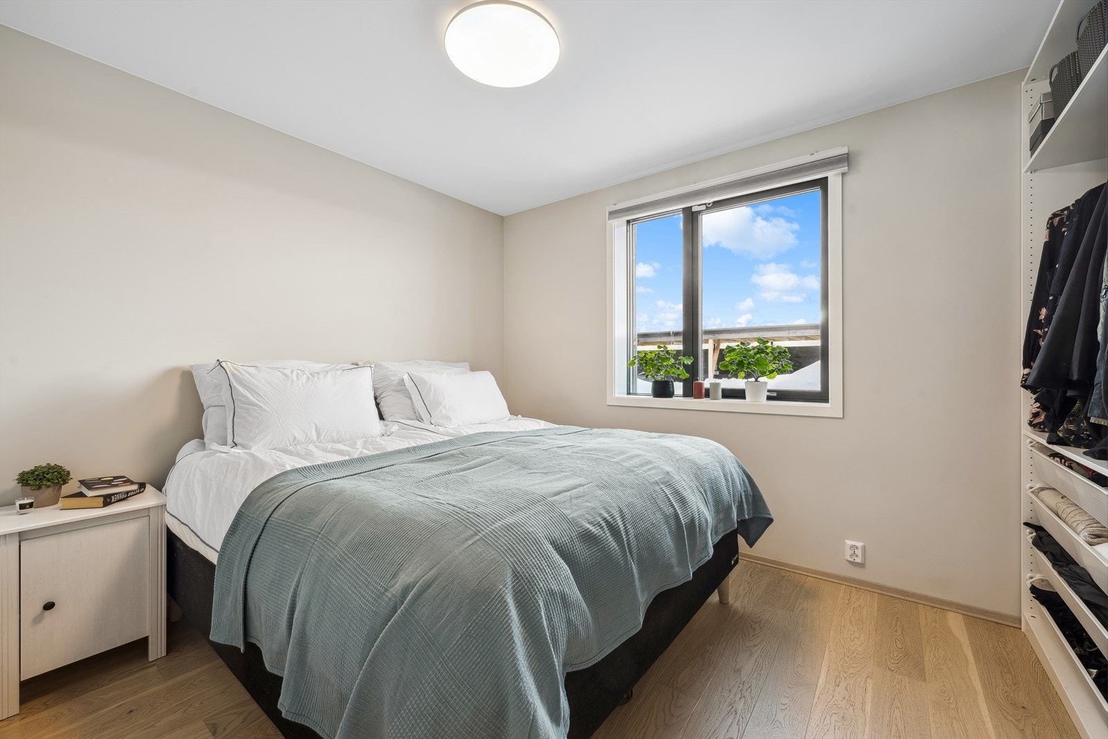 Boligen har totalt tre soverom lokalisert i første etasje. Soverommene er romslige og har god plass til seng med tilhørende nattbord. Galleribilde