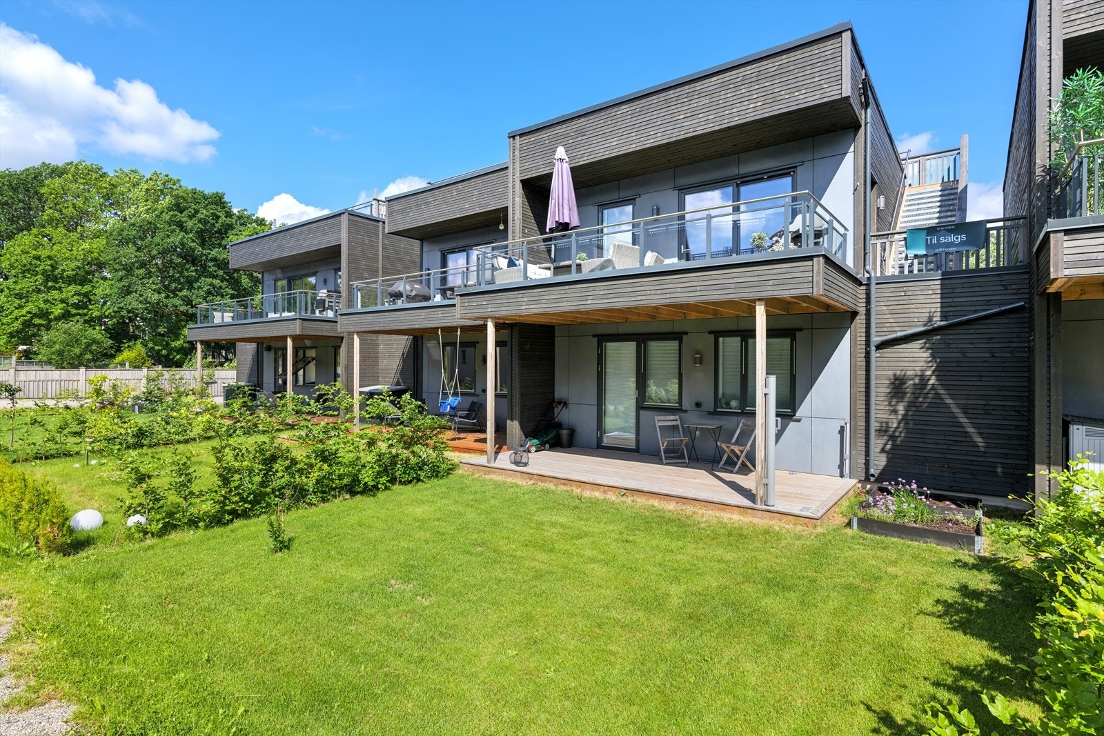 Boligen byr på egen hage og flotte uteområder. Galleribilde