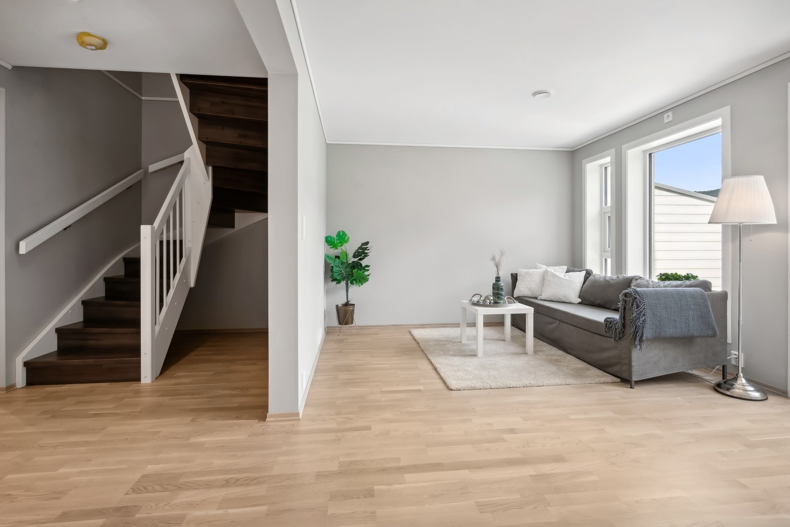 Her kan du enkelt innrede med en behagelig sofa med tilhørende møblement, samt en trivelig spisegruppe. Galleribilde