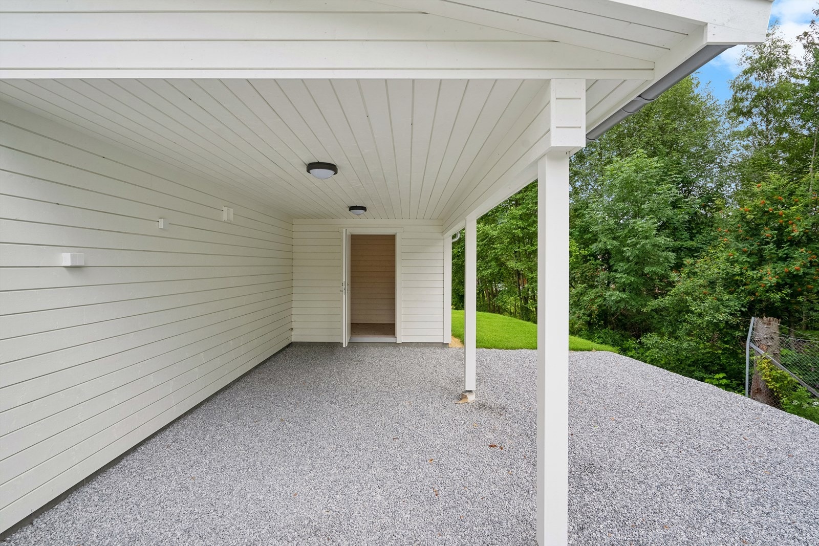 Til boligen medfølger carport og en praktisk utvendig bod. Galleribilde