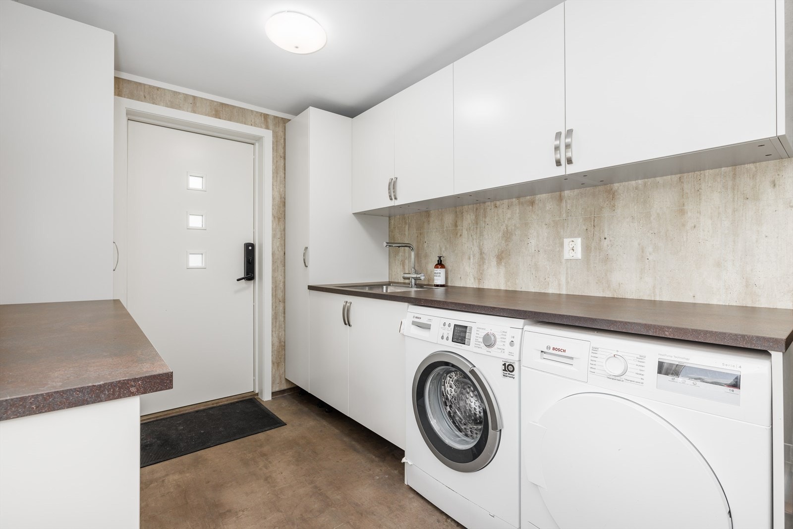 Vaskerommet har egen utgang til tomten, rett ved siden av hoveddøren Galleribilde