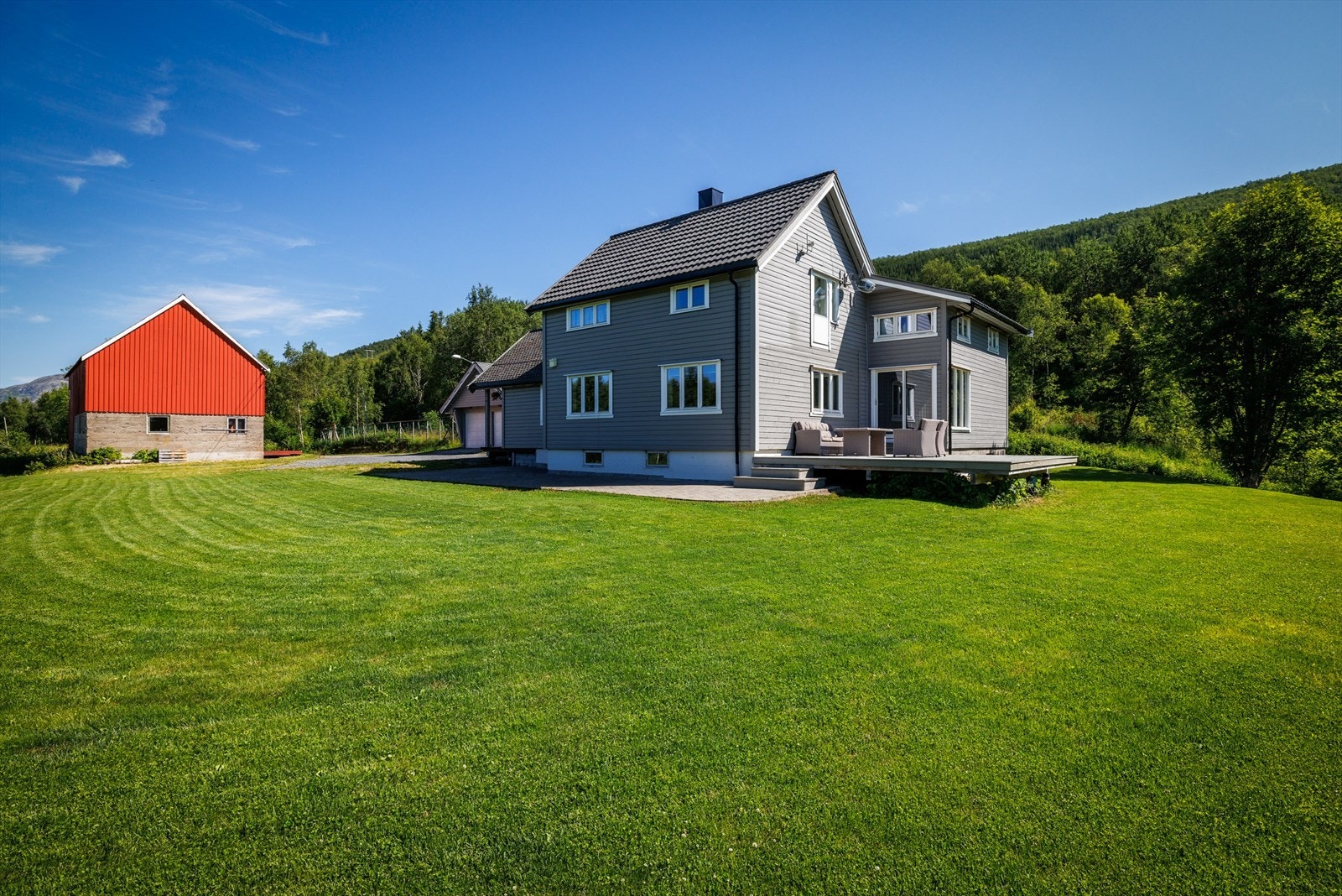 Ny drenering opplyses å være lagt på gammeldelen i 2002, og øvrige deler dreneringen er fra 2014. Galleribilde