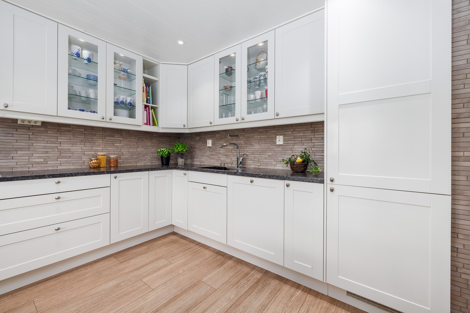 Integrerte hvitevarer med kjøleskap, fryseskap, induksjonstopp bred type, steikeovn, og oppvaskmaskin. Galleribilde