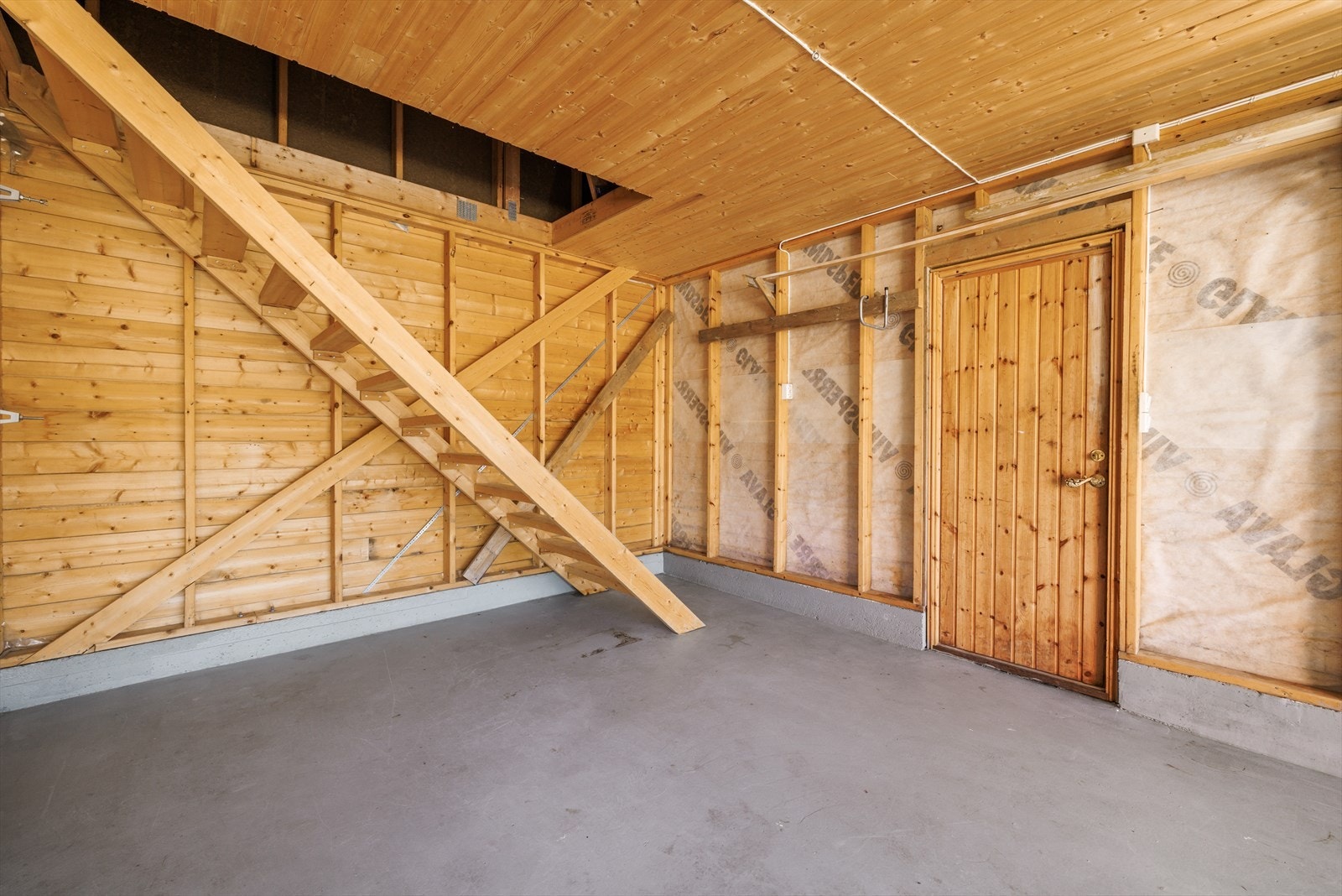 Utgangsdør til tomten i tillegg til garasjeport. Trapp til loftet Galleribilde