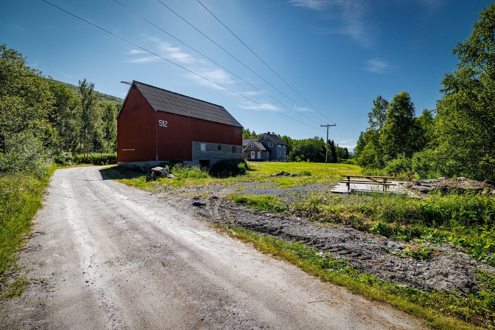 Nærområdet består i hovedsak av spredt småhusbebyggelse, landbruksområder, skog, og store friområder. Fine turområder rett utenfor døren Galleribilde