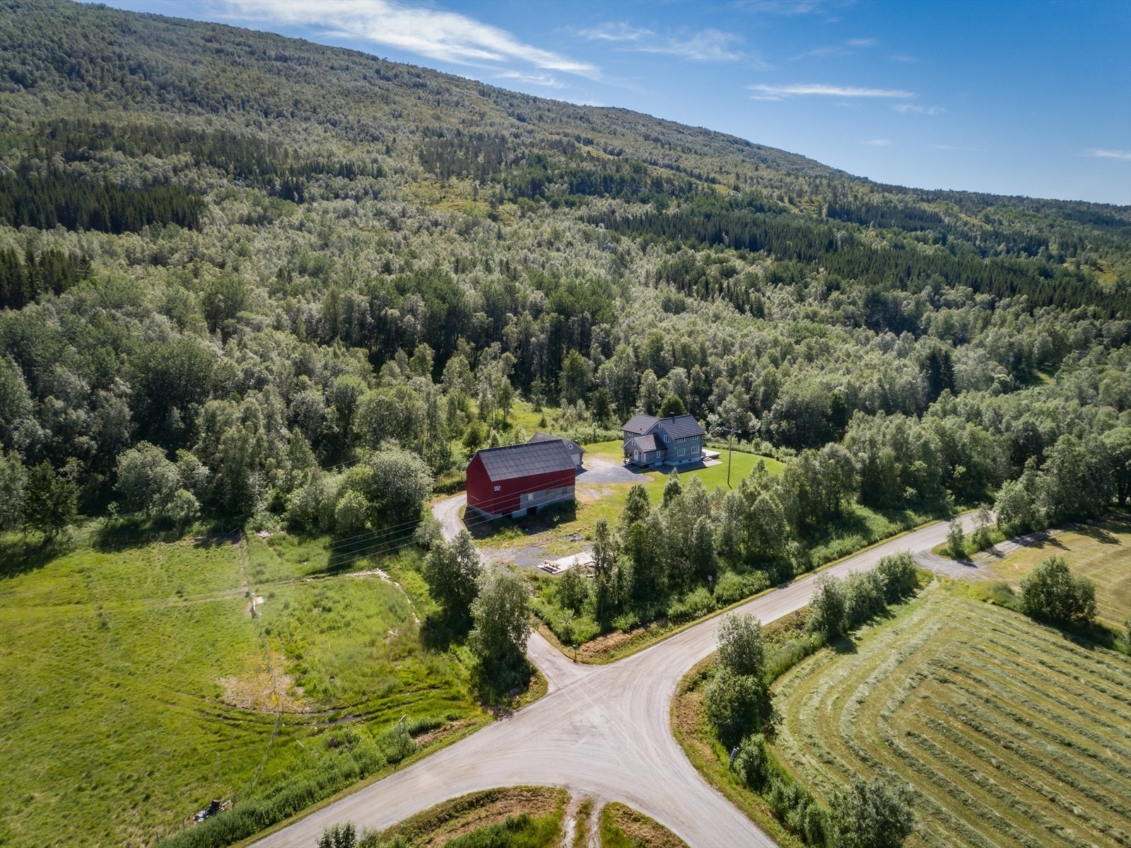 Eiendommen består av enebolig, fjøs, dobbelgarasje og hundegård/gjerde på tomten Galleribilde