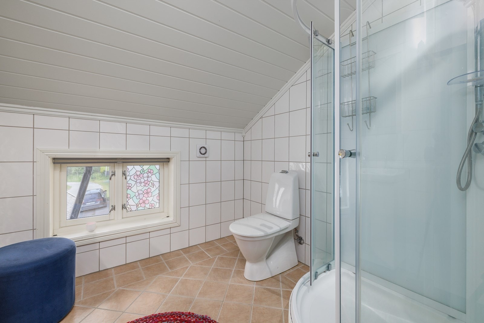 Varmekabler i gulvet, og veggmontert avtrekksvifte, med luftespalte i døren for tilluft Galleribilde