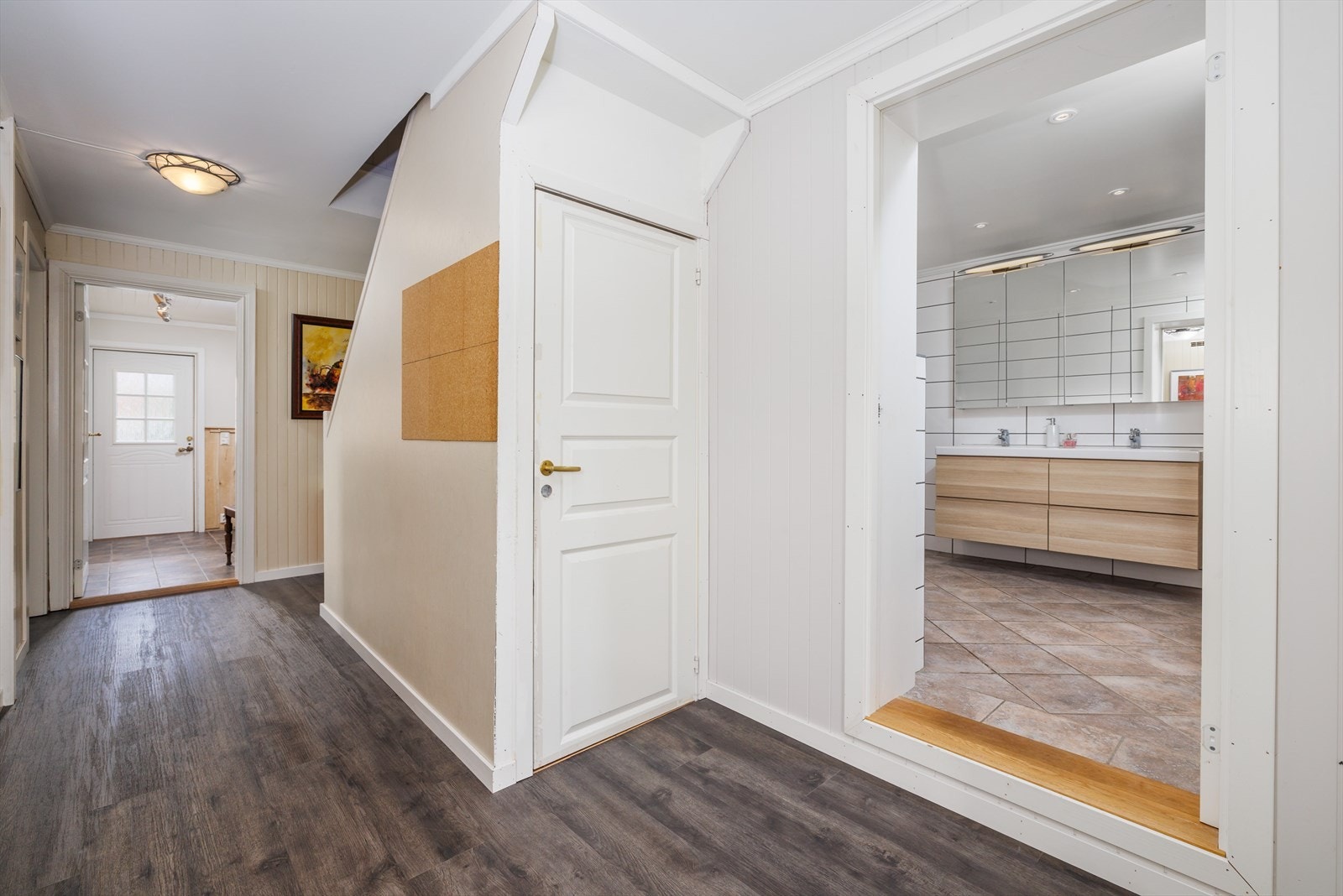 Dør rett frem leder til kjelleren i den eldste delen av huset. Her finner du gang, vaskerom og 3 boder. Se tilstandsrapport. Bad til høyre Galleribilde