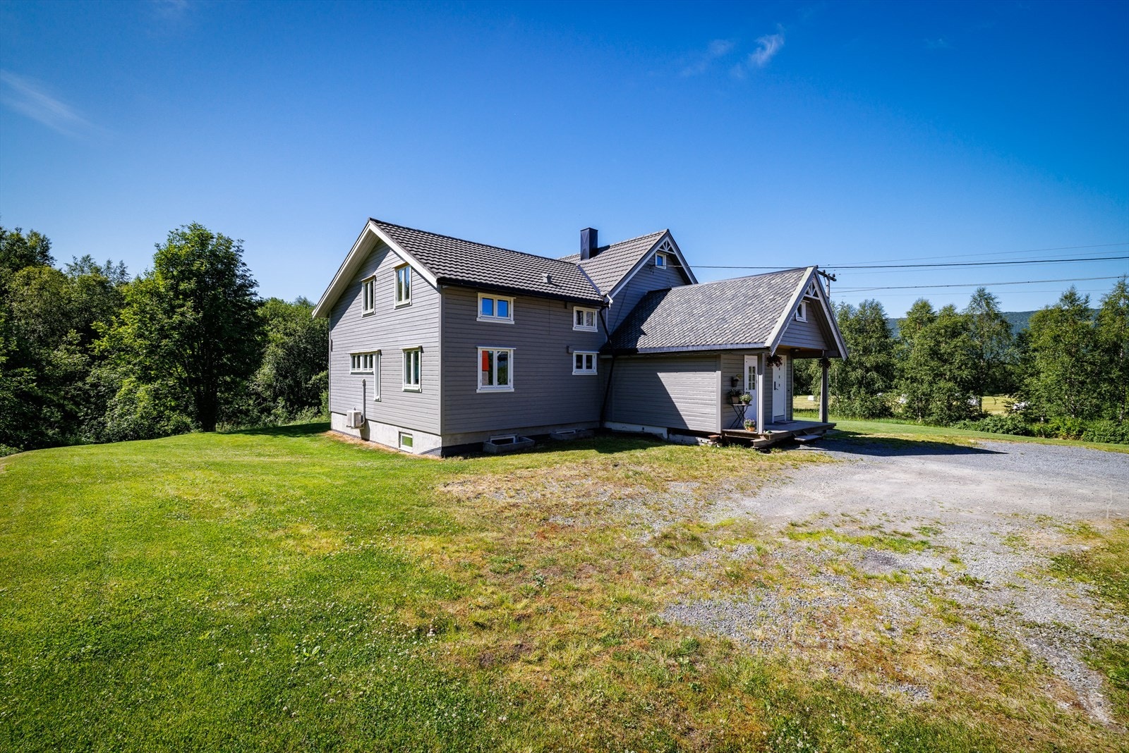 Tilbygget sees rett frem. I perioden 2002-2006 ble det utført flere oppgraderinger på den eldre delen av boligen (til høyre på bildet), inkludert nytt taktekke, nye takrenner, tilleggsisolering, nye vinduer og ny utvendig bordkledning. Galleribilde