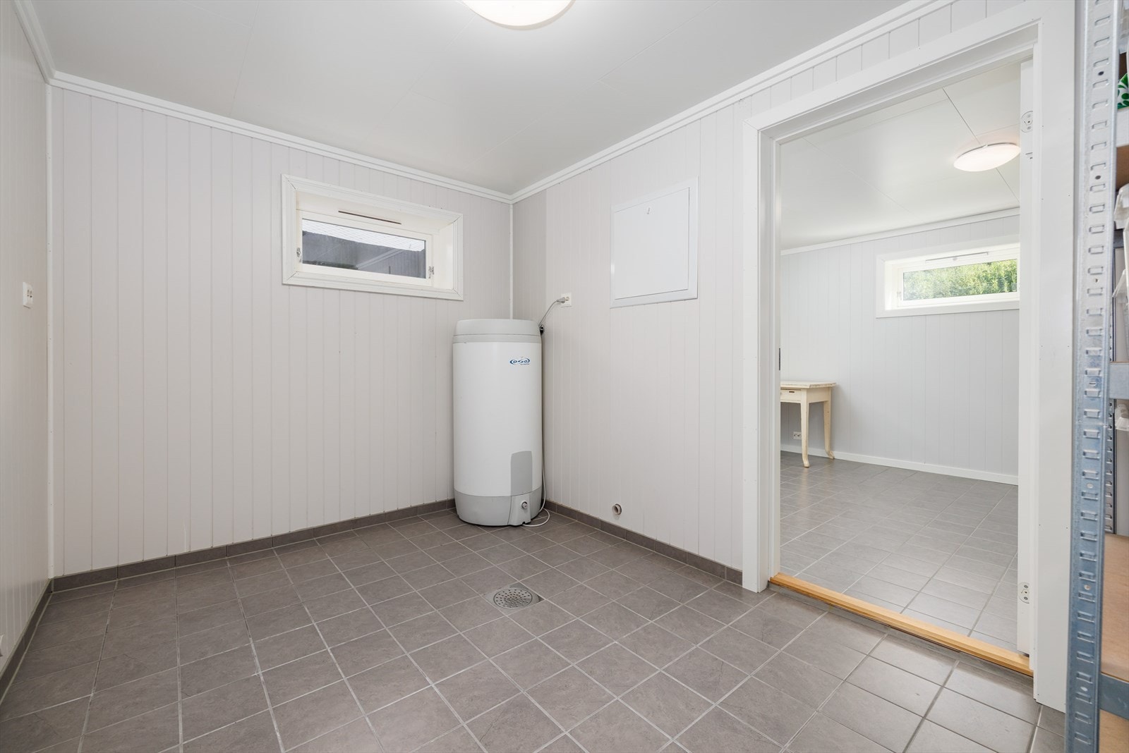 200 - liters varmtvannstank, montert ny i 2023. Galleribilde