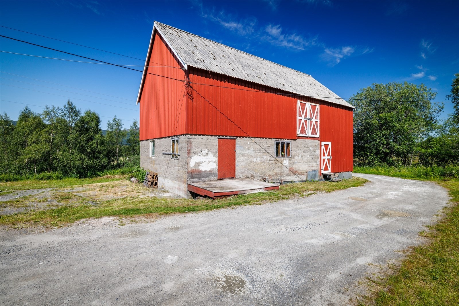 Fjøset er med 2 etasjer. 2. etasje er ikke målbar iht målereglene på grunn av at det ikke er fast dekke/ferdig gulv over bjelkelaget. Gulvarealet i
2. etasje er cirka det samme som i 1. etasje. Galleribilde