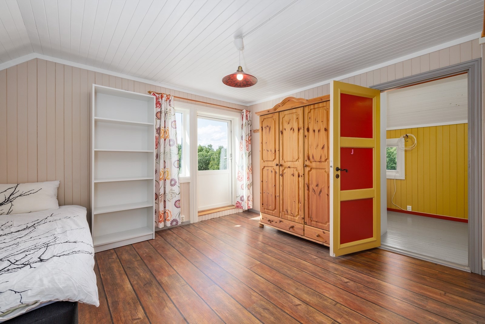 Soverom 2. Garderoberom til høyre Galleribilde