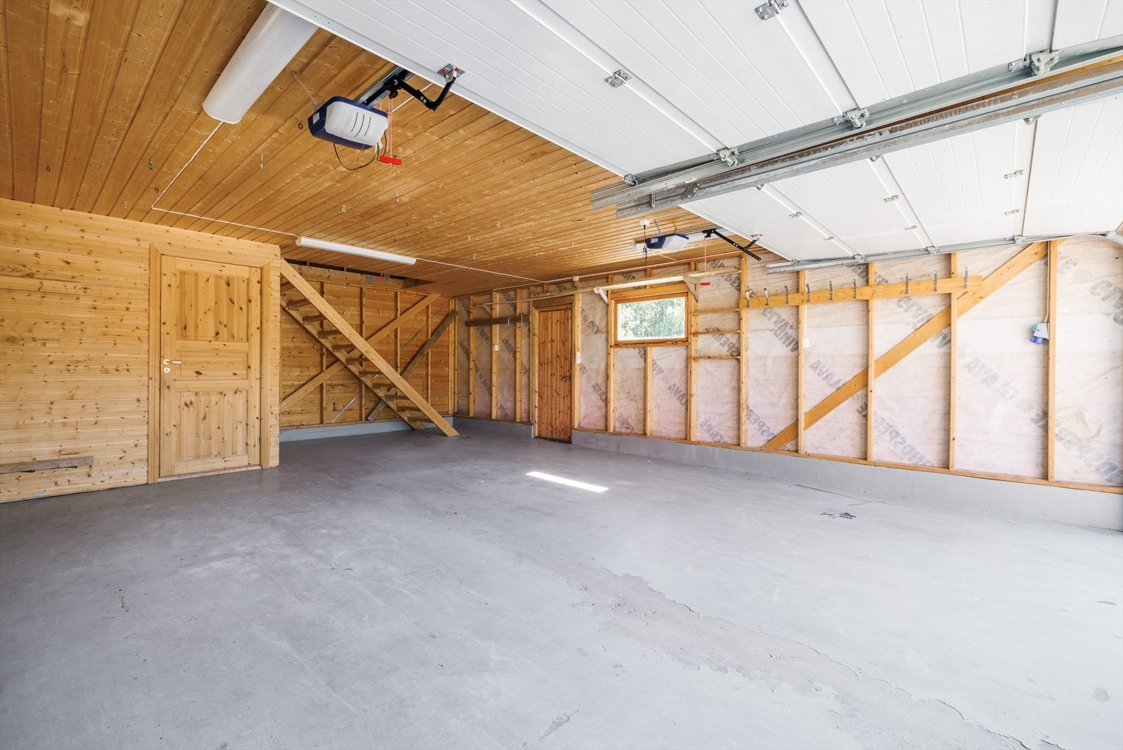 Garasjen har et bruksareal på 47 kvm. Betongstøpt gulv Galleribilde