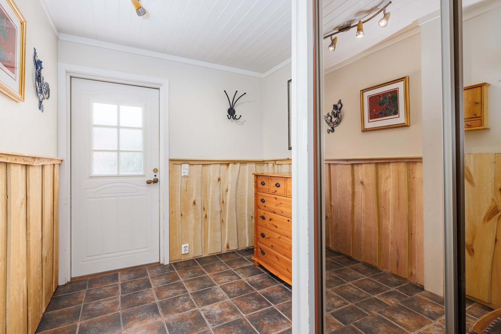 Vindfang med gulvvarme og skyvedørsgarderobe. Galleribilde