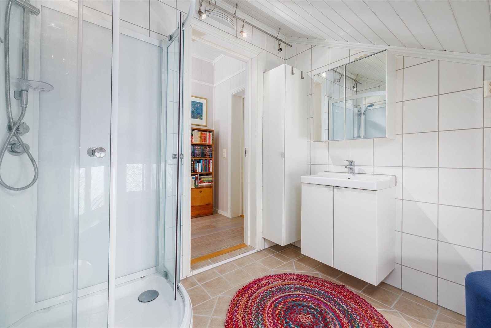 Bad i 2. etasje bygd i 2014 med flis på gulvet og på veggene Galleribilde