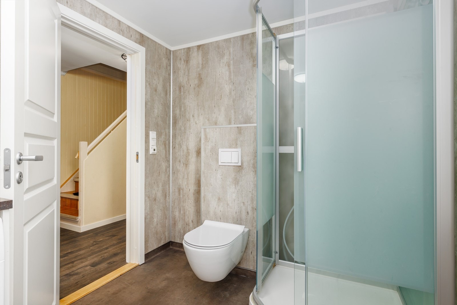 Rommet ble renovert i 2017. Varmekabler i gulvet Galleribilde