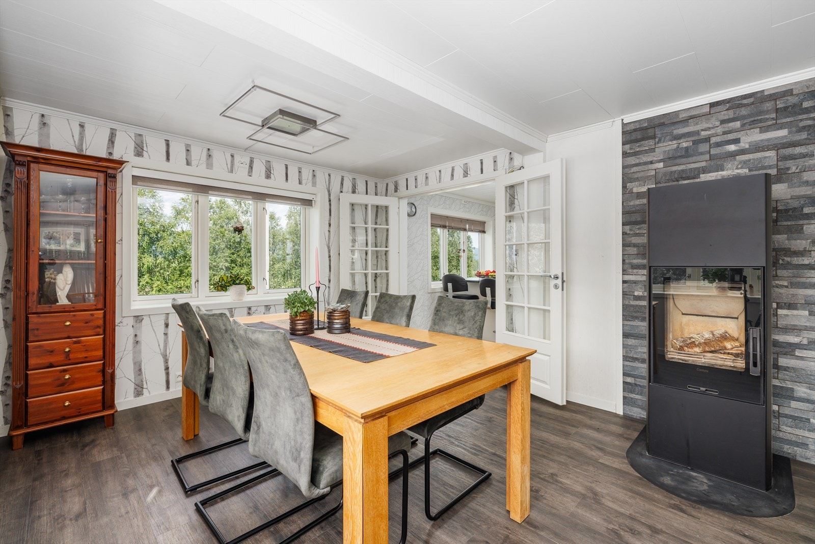 Mursteinspipe med vedovn i stuen. Pipen er fra byggeåret, men vedovnen ble montert ny i 2020 Galleribilde