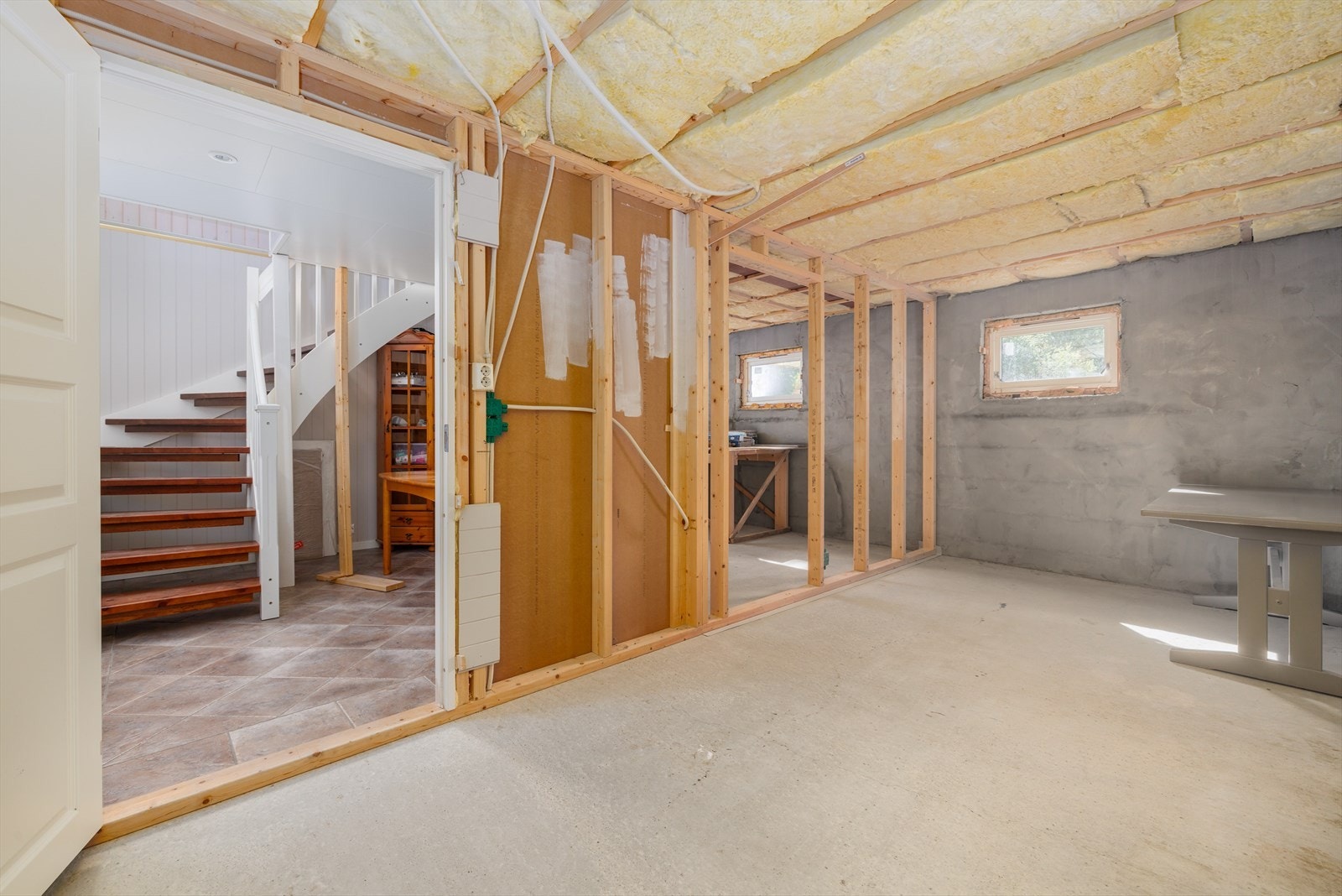 Kjelleren i ny delen inneholder: Gang, Bod/teknisk rom, med opplegg for vann og avløp og boder Galleribilde