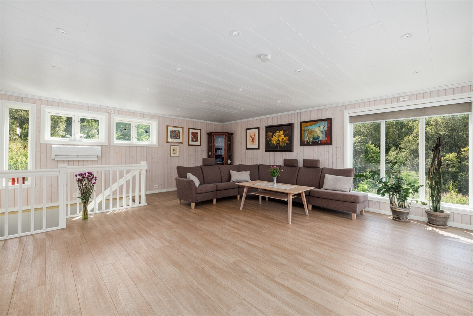 Adkomst til kjeller i ny del til venstre på bildet. Varmepumpe montert i trappenedgangen Galleribilde