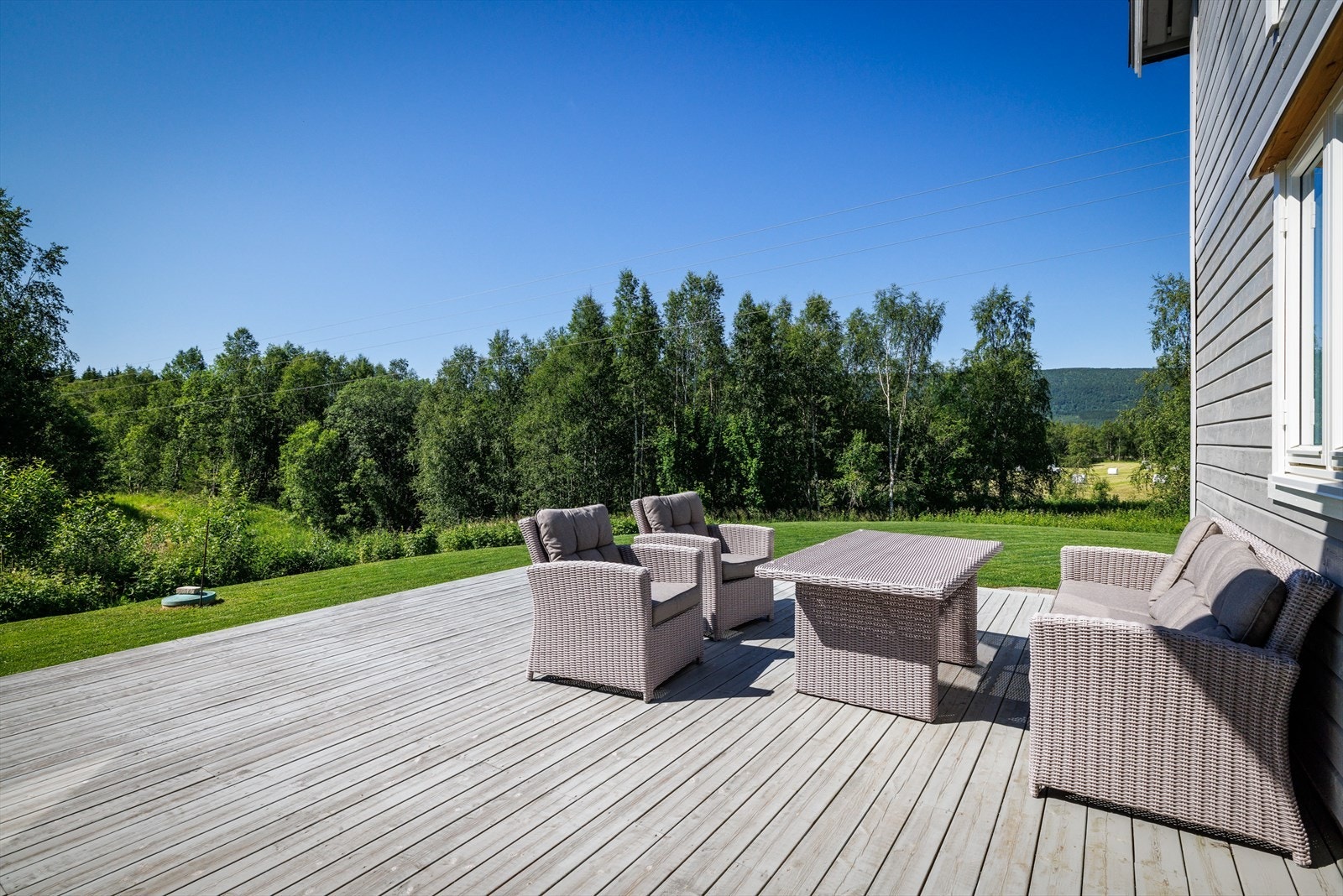 Eiendommen ligger fint til for området, med gode lys og solforhold. Galleribilde