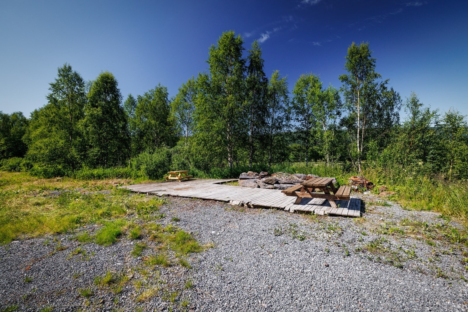 Fine uteplasser på tomten. Bålplass ved innkomsten til eiendommen Galleribilde