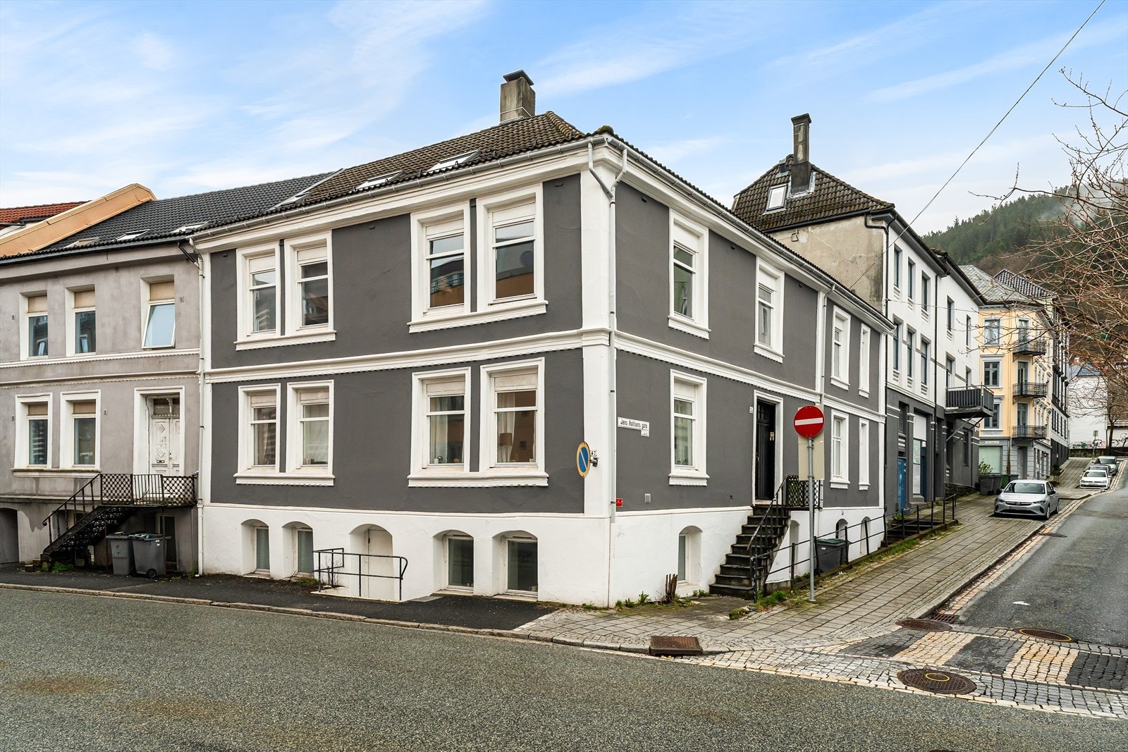 Leiligheten har kort vei til det mest og gangavstand til Bergen Sentrum. Separat hybel har inngang fra Jens Rolfsnes gate 2b. Galleribilde