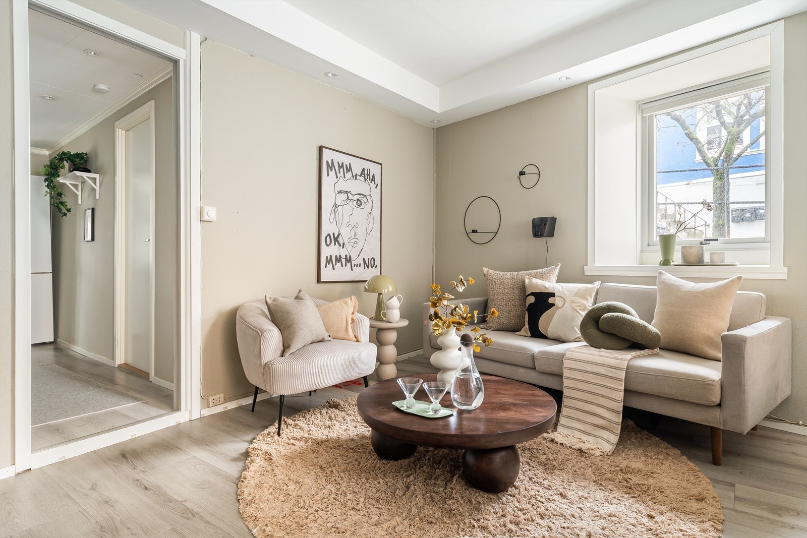 Leiligheten har et moderne uttrykk med downlights i himling. Galleribilde