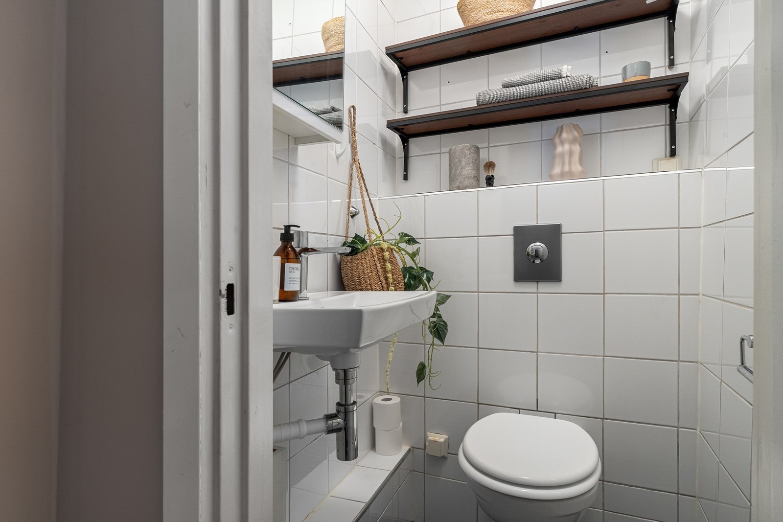 Praktisk eget wc rom. Galleribilde