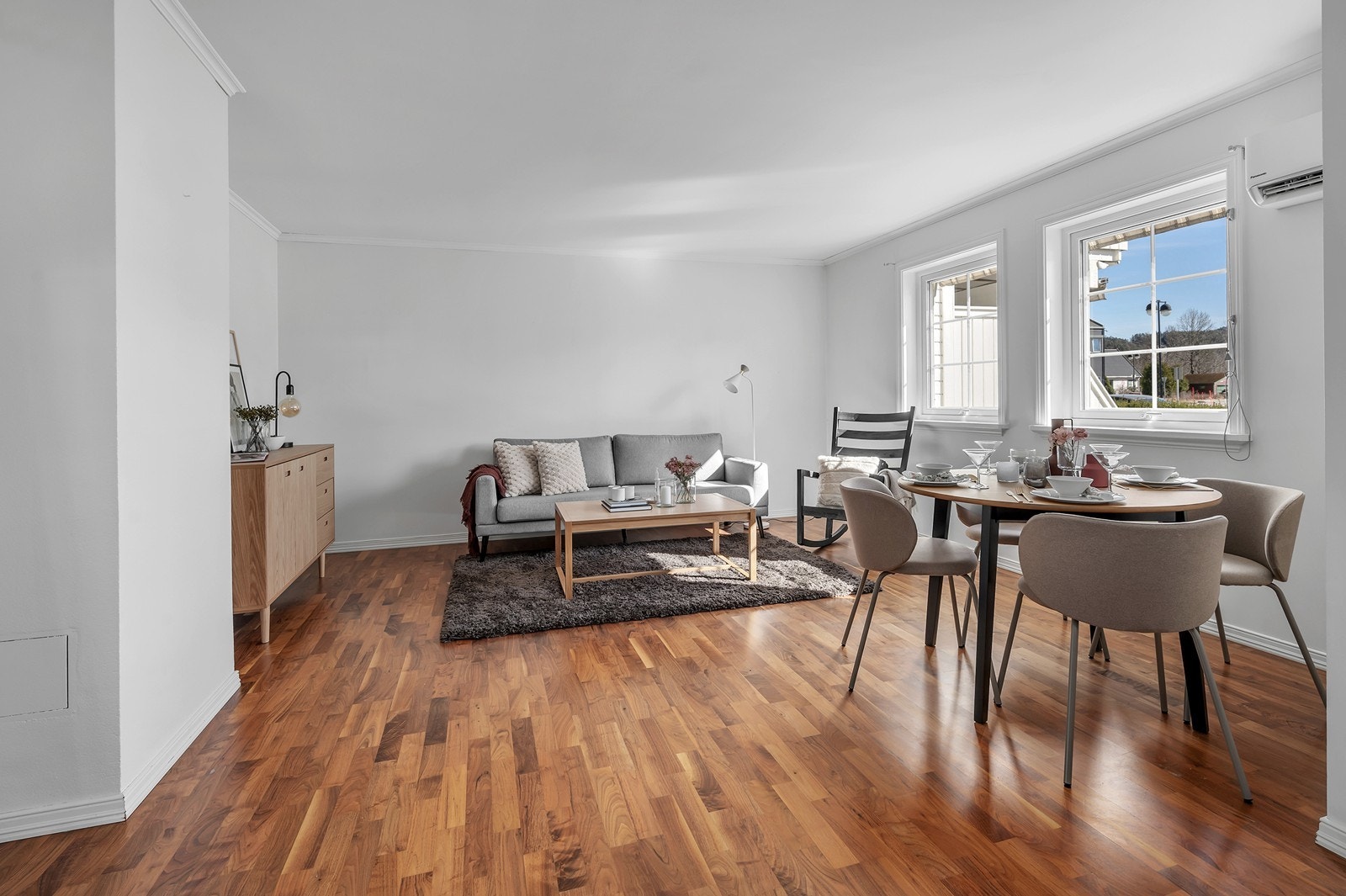 Romslig stue som kan innredes med sofa- og spisegruppe. Galleribilde