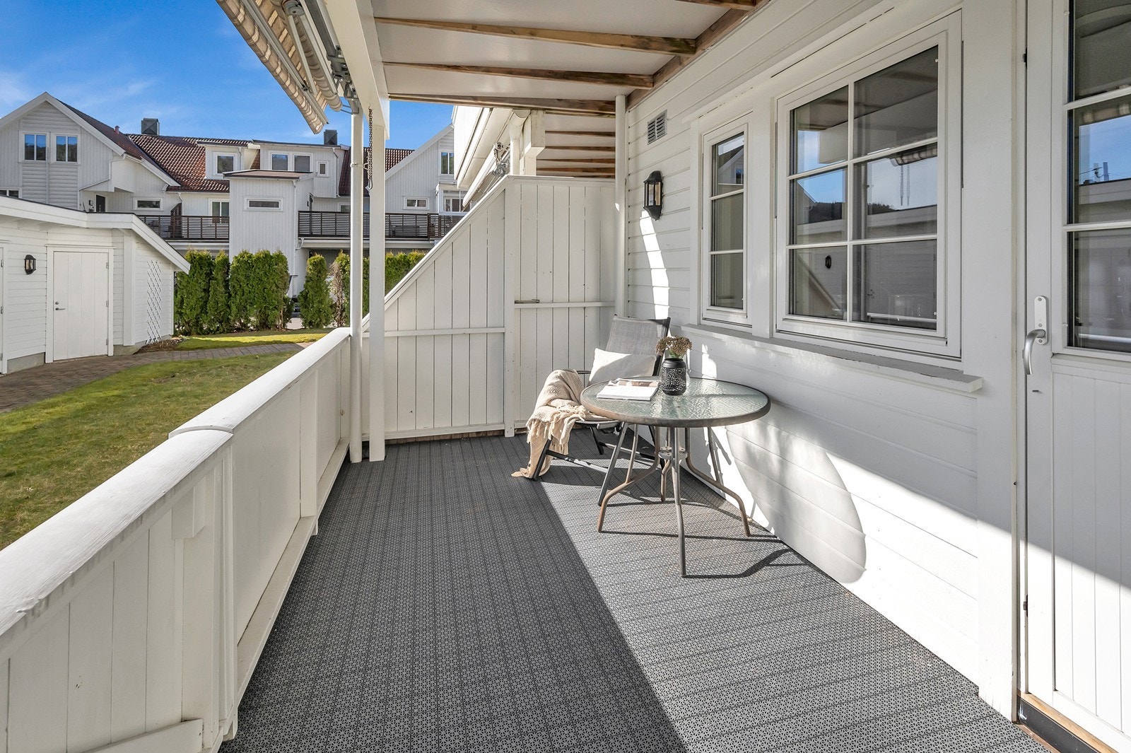Verandaen er romslig og det er godt med plass til utemøblene. Galleribilde