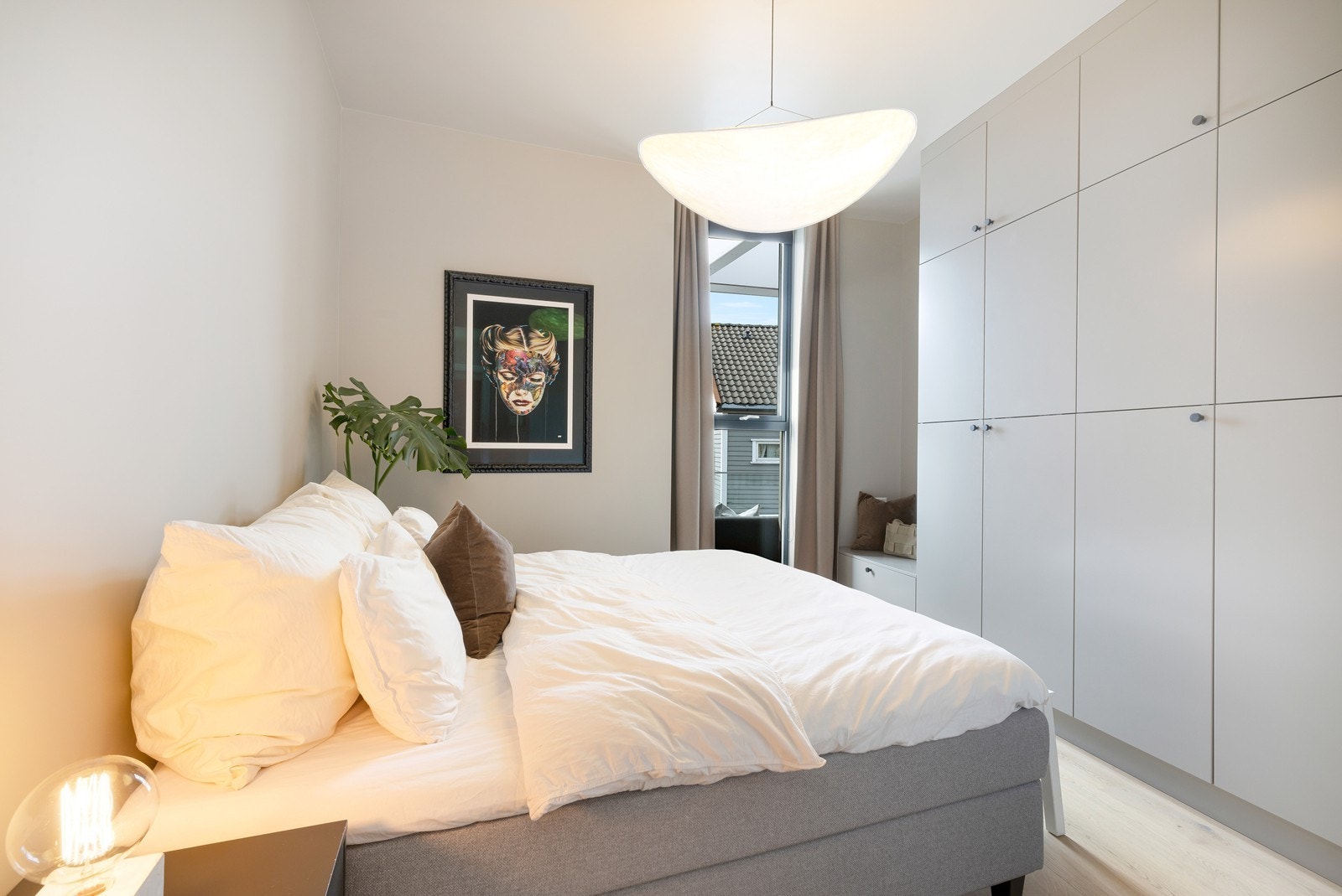 Videre er det i etasjen et romslig hovedsoverom med god plass til seng og tilhørende møblement, samt en lekker garderobeinnredning fra Strai. Galleribilde