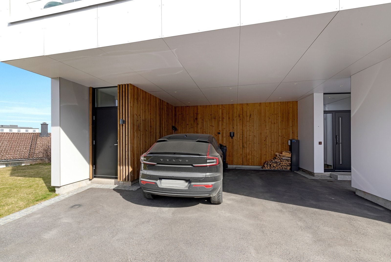 Inngangsdør til høyre i bilder. Bod til venstre Galleribilde