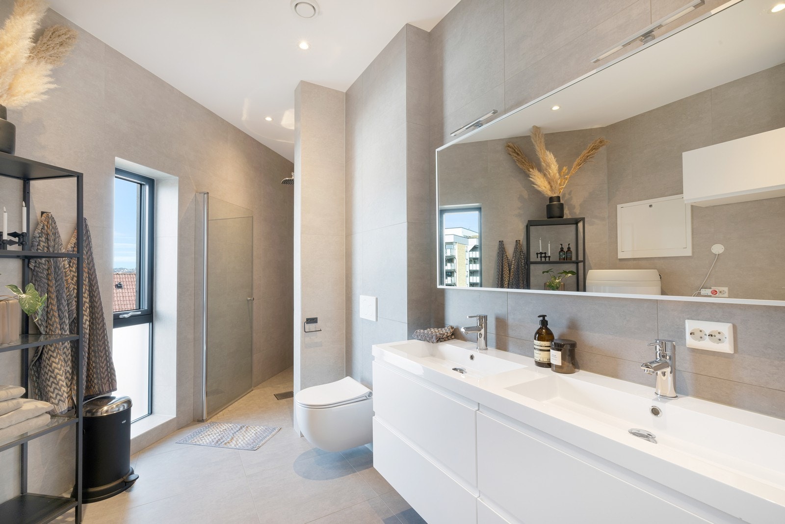 I 1. etasje er det videre et lekkert flislagt baderom med varme i gulv. På badet er det servant med oppbevaring, toalett, dushjørne, samt opplegg til vaskemaskin og tørketrommel. Galleribilde