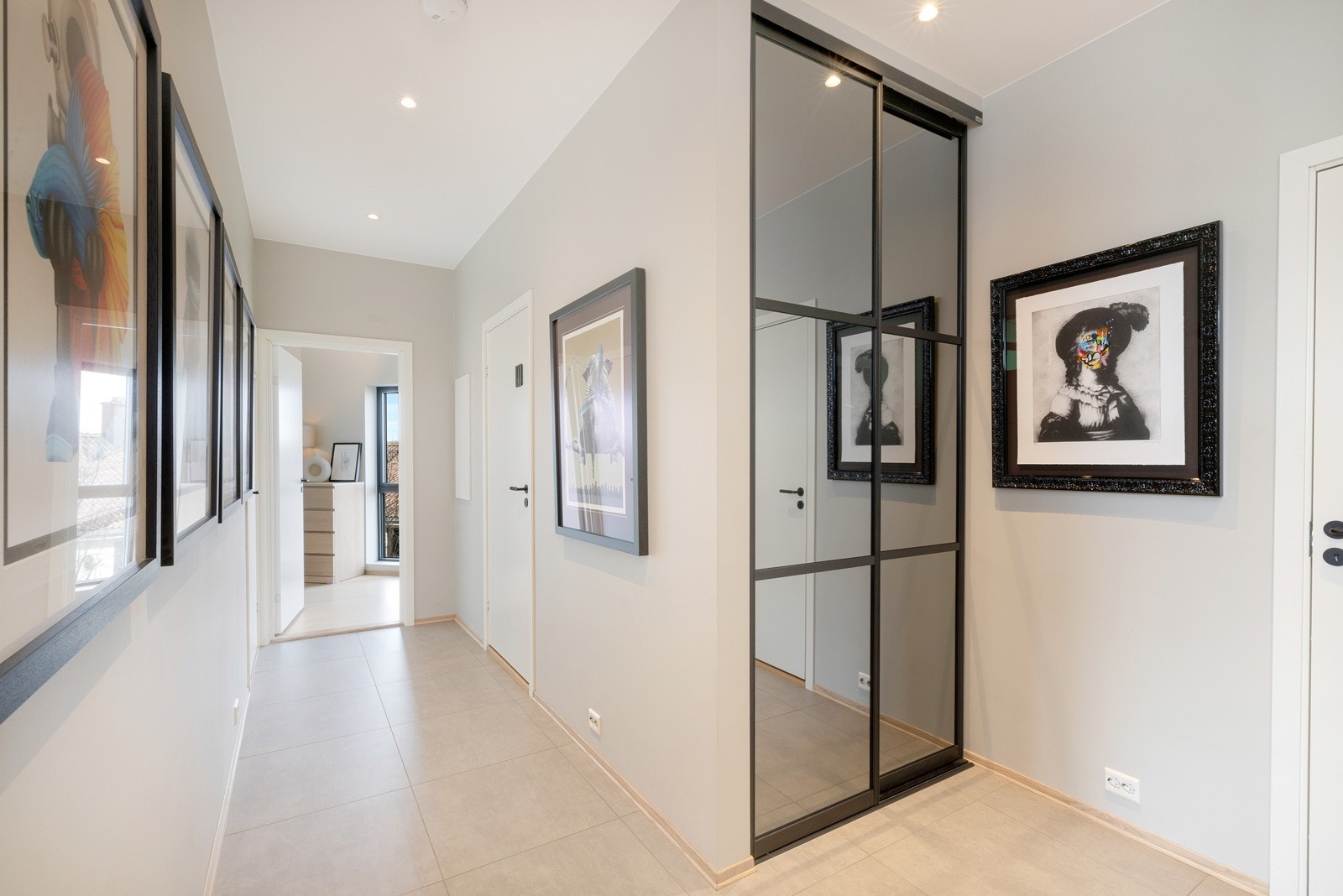 Skyvedørsgarderobe tilknyttet gang Galleribilde