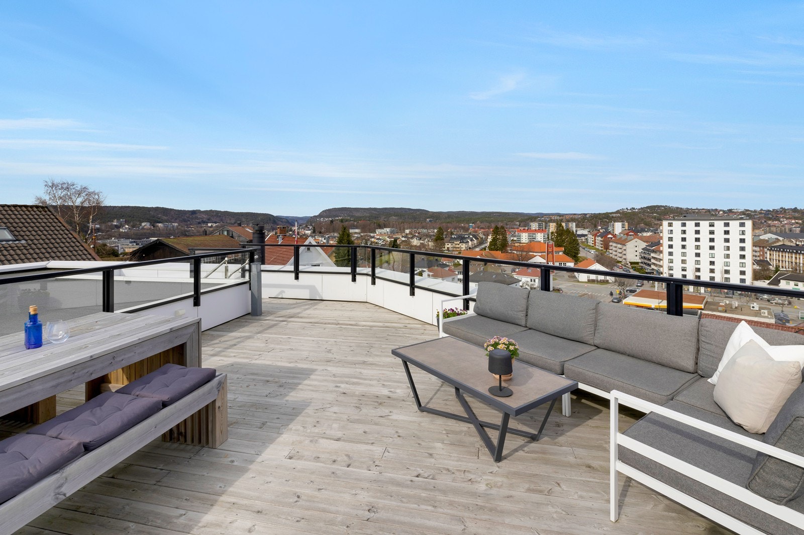 På takterrassen er det sol fra morgen til kveld og en nydelig utsikt. Galleribilde