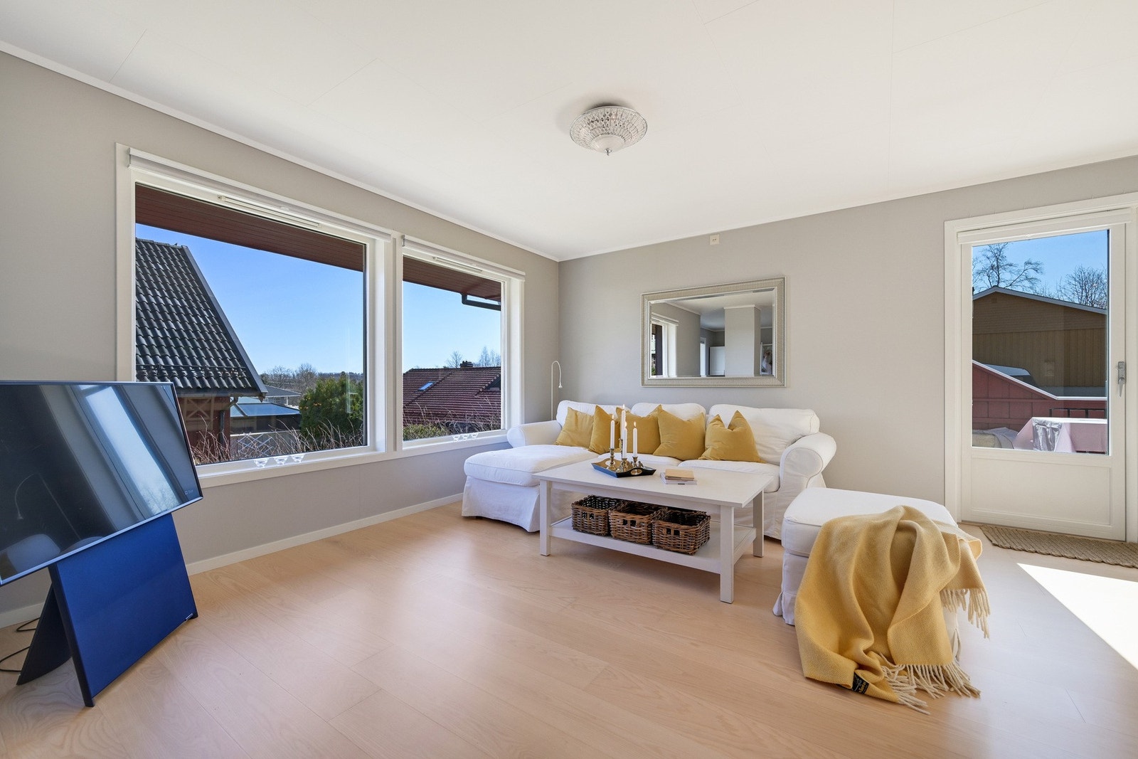 Stuen har godt med plass til å innrede etter eget ønske med sofagruppe og salongbord. Galleribilde