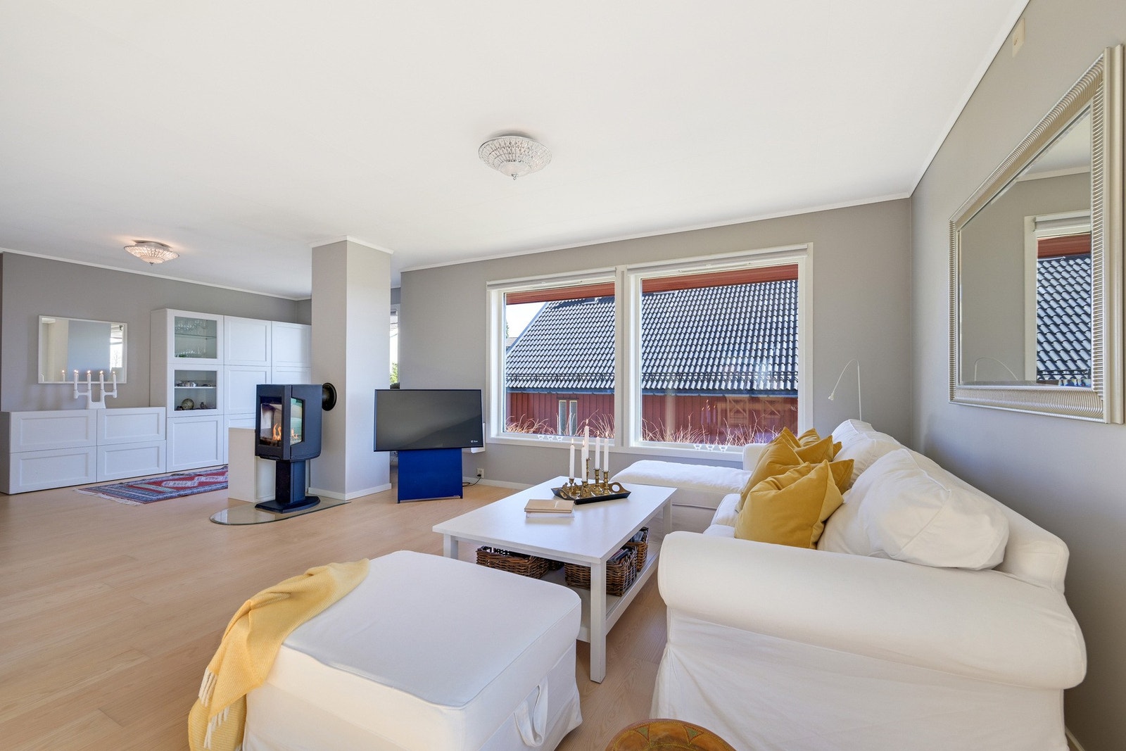 Velkommen inn i hovedetasjens lyse og luftige stue. Her er det godt med vinduer som sørger for naturlig lysinnslipp. Galleribilde