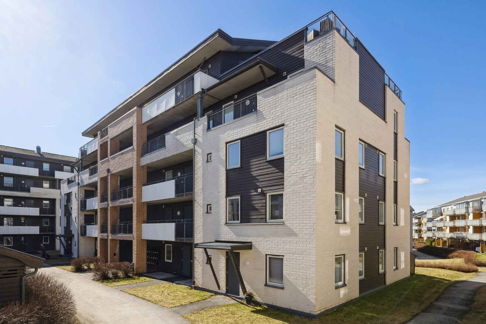 Eiendommen ligger meget sentralt til på Jessheim med gangavstand til buss, tog og alt Jessheim har å by på Galleribilde