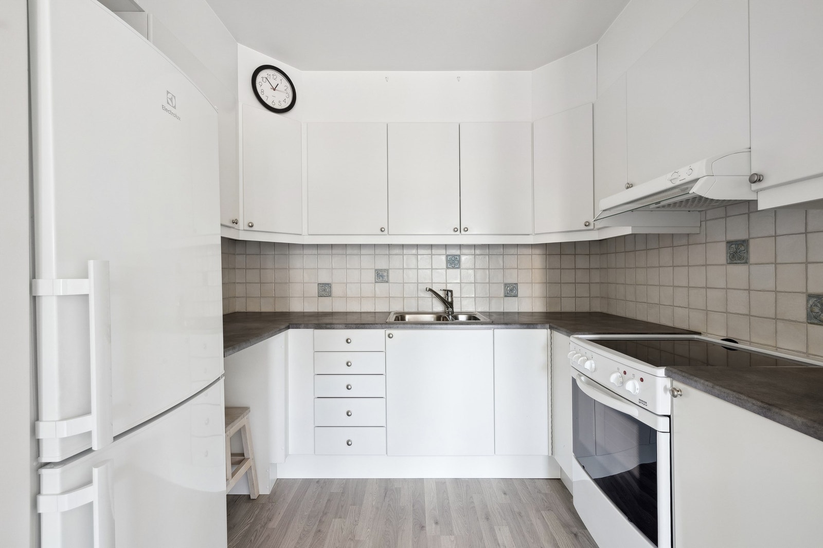 Hvitevarer består av kjøleskap med fryserdel og komfyr med keramisk platetopp Galleribilde